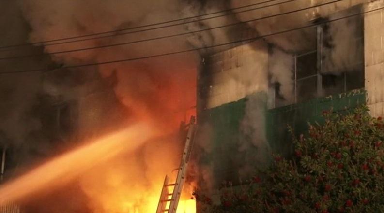 SUA: Incendiu &icirc;ntr-o hală unde avea loc o petrecere, soldat cu 9 morţi şi cel puţin 25 de dispăruți. Autorităţile spun că ar putea fi zeci de decedaţi
