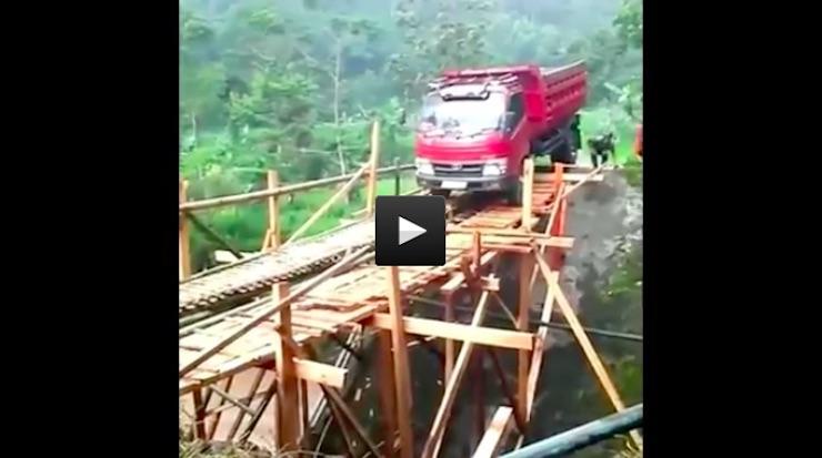 VIDEO: Viralul sfârșitului de an! Au vrut să meargă cu BASCULANTA pe un pod în construcție! Nu se gândeau la un asemenea final