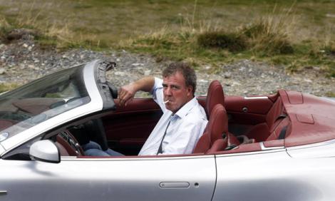 "Ăsta nu e un om, e un român!" Fostul realizator ”Top Gear”, Jeremy Clarkson, i-a ironizat iar pe români în noua sa emisiune