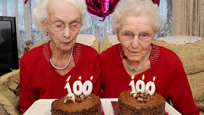 S-au născut la diferenţă de 25 de minute, s-au căsătorit în acelaşi an, au avut acelaşi loc de muncă şi locuiesc pe aceeaşi stradă! Faceţi cunoştinţă cu gemenele în vârstă de 100 de ani. Secretul? 
