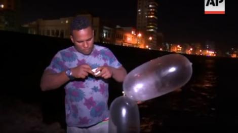 VIDEO! Să fie asta cea mai tare invenţie? Iată cum prinde un cubanez peştii cu un... prezervativ
