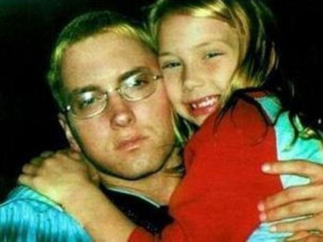 O mai ţii minte pe fetiţa lui Eminem? Micuţa din clipurile "Mockingbird" şi "When I'm Gone" s-a transformat într-o tânără extrem de frumoasă