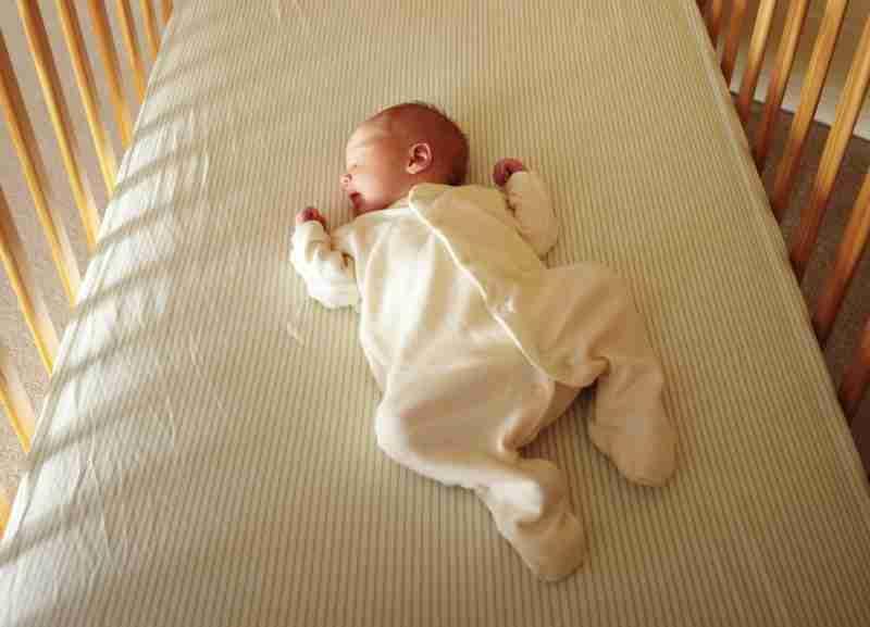 Cel mai tare bebeluș a evadat din pat în cel mai ingenios mod posibil! Clar nu te-ai fi gândit la asta! (VIDEO)