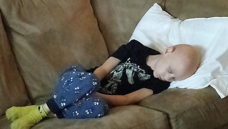 Această imagine îți rupe sufletul! La doar 7 ani, zace epuizat, după ședința de chimioterapie. Cancerul i-a furat copilăria!