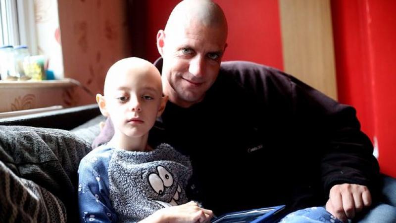 Această imagine îți rupe sufletul! La doar 7 ani, zace epuizat, după ședința de chimioterapie. Cancerul i-a furat copilăria!