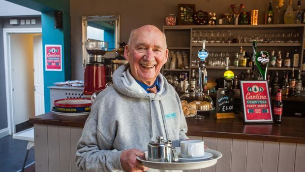 La 89 de ani, se plictisea de moarte, așa că s-a angajat ospătar. &rdquo;Muncesc peste 20 de ore pe săptăm&acirc;nă și mă simt excelent!&rdquo;