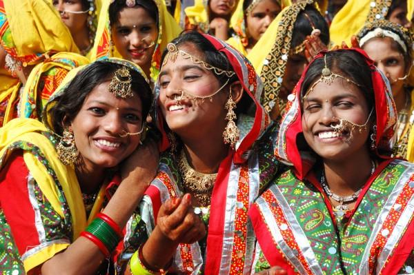 Noi rom&acirc;nii, petrecem și bem un păhărel! Ce fac alții de Revelion: danezii sparg farfurii, iar sud-americanii confecționează sperietoare de ciori