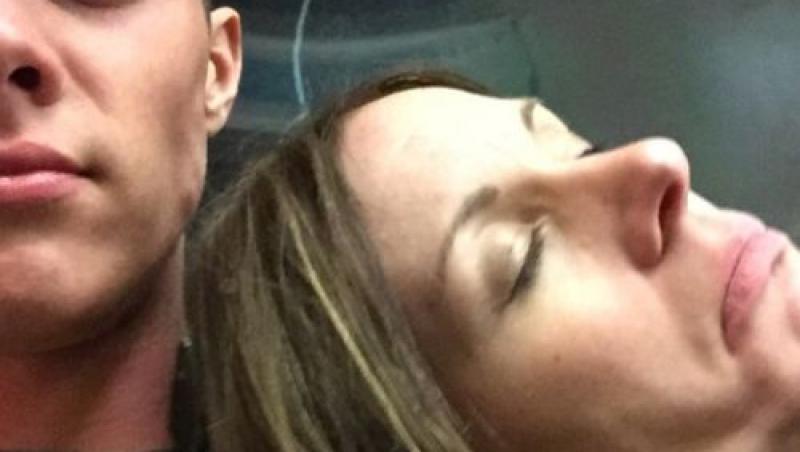 FOTO: A circulat cu trenul împreună cu o femeie necunoscută! Ce i-a făcut bărbatul când tânăra a adormit