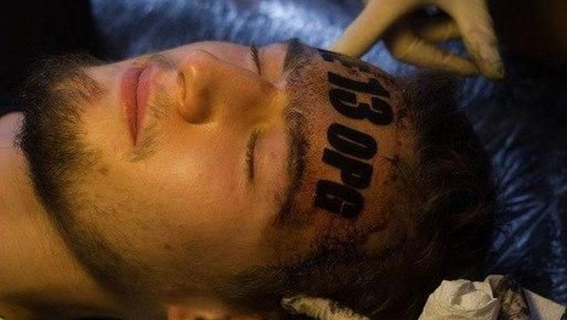 Ce om nebun... Un tânăr și-a tatuat pe frunte numele salonului unde și-a făcut... desenul!