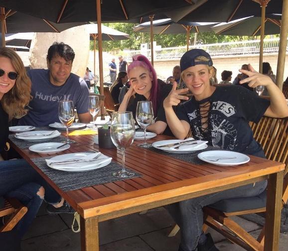 Video de senzaţie. Shakira s-a dezlănţuit &icirc;ntr-o cofetărie din Chile. Imaginile astea fac &icirc;nconjurul lumii: "Chiar ea e?!"