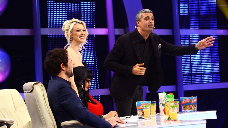 Andreea Bălan și Temișan discută aprins la masa juriului,  concurenții vociferează și își aruncă încălțările de la canapea
