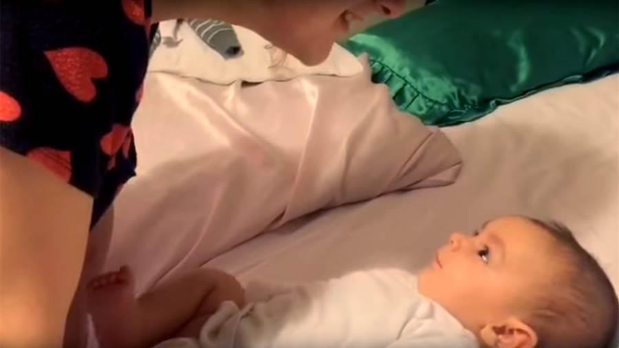 O mamă a rămas fără cuvinte c&acirc;nd a văzut ce poate face bebelușul ei de doar trei luni! A filmat totul! (VIDEO)