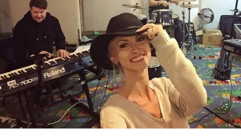 Foto! Andreea Bălan s-a pozat în studio alături de band! Fanii au observat, însă, un detaliu scăpat din vedere de celebra cântăreaţă. Tu ce părere ai?