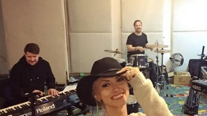 Foto! Andreea Bălan s-a pozat în studio alături de band! Fanii au observat, însă, un detaliu scăpat din vedere de celebra cântăreaţă. Tu ce părere ai?