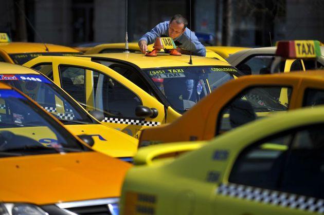VIDEO: Ce a păţit un taximetrist din Rom&acirc;nia cu o clientă din cauza unei piese difuzate la radio