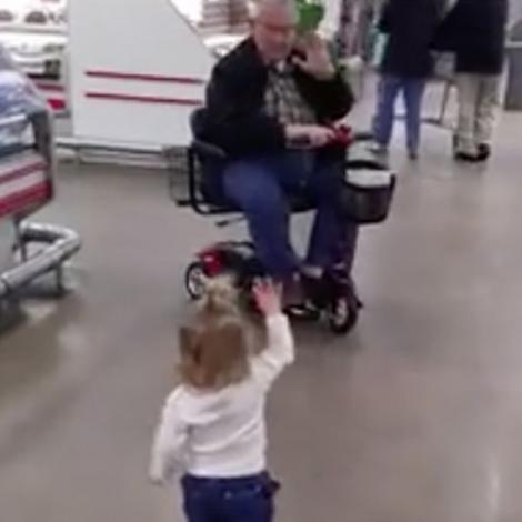 Noua senzație a internetului! O fetiță reușește să binedispună un magazin întreg făcând ce știe ea mai bine! (VIDEO)