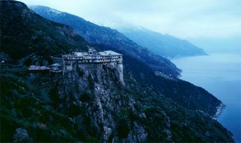 De ce pe Muntele Athos nu a călcat vreodată picior de femeie? Regula a fost încălcată! Călugării sunt însoțiți zilnic la rugăciune de Ea!