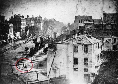 TE BAGI? TEST VECHI DE 180 de ani. Prima fotografie cu OAMENI. Tu vezi doi, dar sunt mai mulți! NIMENI nu i-a găsit pe toți!
