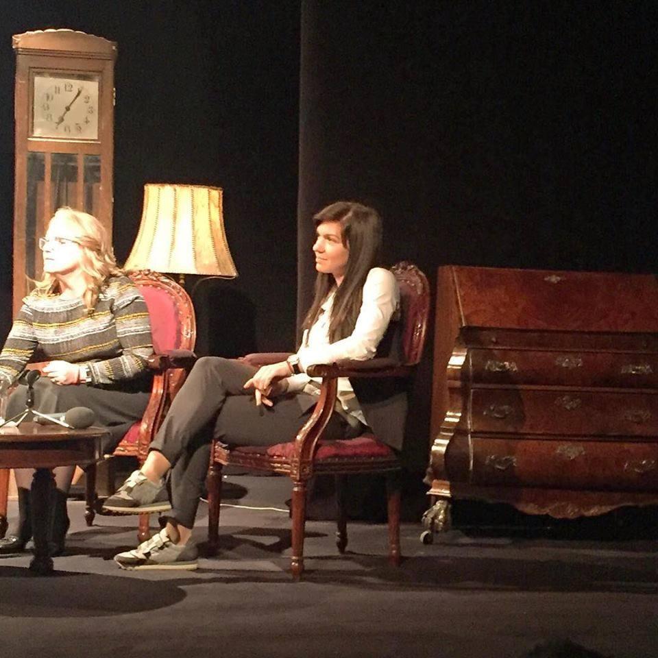 Simona Halep pe scena Teatrului Naţional din Bucureşti. Nu a dat adidaşii pe pantofi cu toc