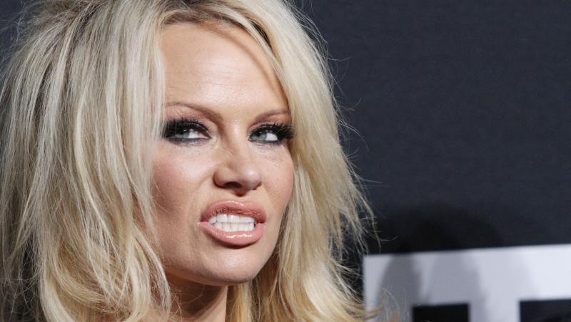 Show incendiar în Los Angeles! Moda rock a anilor '80 a fost motivul pentru care Pamela Anderson a venit însoțită de fiul ei!
