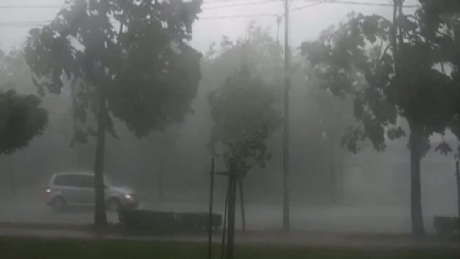 Meteorologii avertizează: vremea se &icirc;nrăutățește! &Icirc;ntreaga țară se va lupta cu ploi și vijelii!