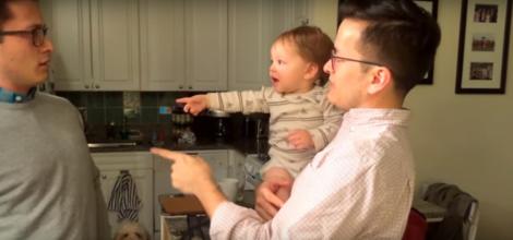 VIDEO! Tati este în stânga, ba în dreapta! Cum reacționează un copil atunci când îl cunoaște pe fratele geamăn al tatălui său!