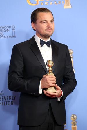 Ca să nu răm&acirc;nă IAR cu buza umflată?! Fanii au făcut donații cu obiecte din aur și argint, cu scopul de a realiza un Oscar pentru Leonardo DiCaprio