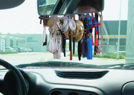 Sigur le-ai văzut şi tu! TOPUL celor mai penibile accesorii pe care şoferii din România le agaţă la oglindă