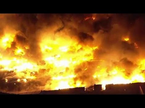 VIDEO: Un incendiu de proporţii  a făcut scrum un parc industrial din SUA. 200 de autospeciale au intervenit la fața locului
