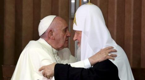 Moment istoric între Papa Francisc și Patriarhul Chiril. Prima întâlnire dintre liderii bisericilor ortodoxe și catolice, după o mie de ani, a debutat cu o îmbrățișare