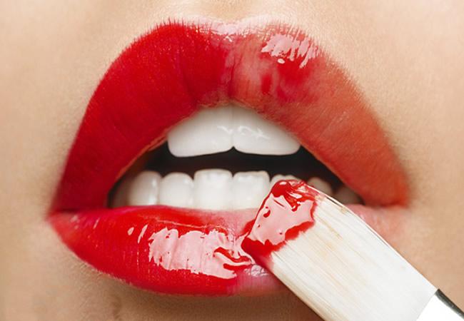 Rezultatul e spectaculos! Cum să faci ca rujul să reziste mai mult pe buze