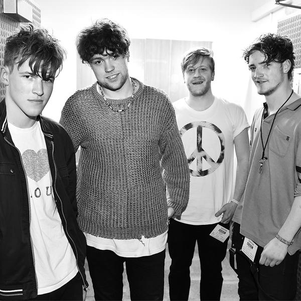 Doliu &icirc;n lumea muzicii. Toți membrii trupei suedezei Viola Beach au murit &icirc;ntr-un accident de mașină