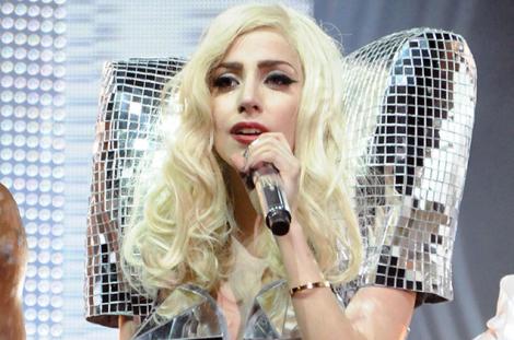 Lady Gaga, omagiu adus idolului ei. Cântăreaţa şi-a tatuat chipul lui David Bowie