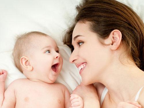 Ce simte un bebeluș atunci când privește chipul mamei? Cercetătorii au descoperit ce gândește un nou-născut!
