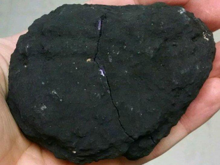 Dacă vei găsi această piatră, doar &icirc;ntr-o clipă, vei deveni miliardar! Deși pare banală, ascunde o adevărată avere!