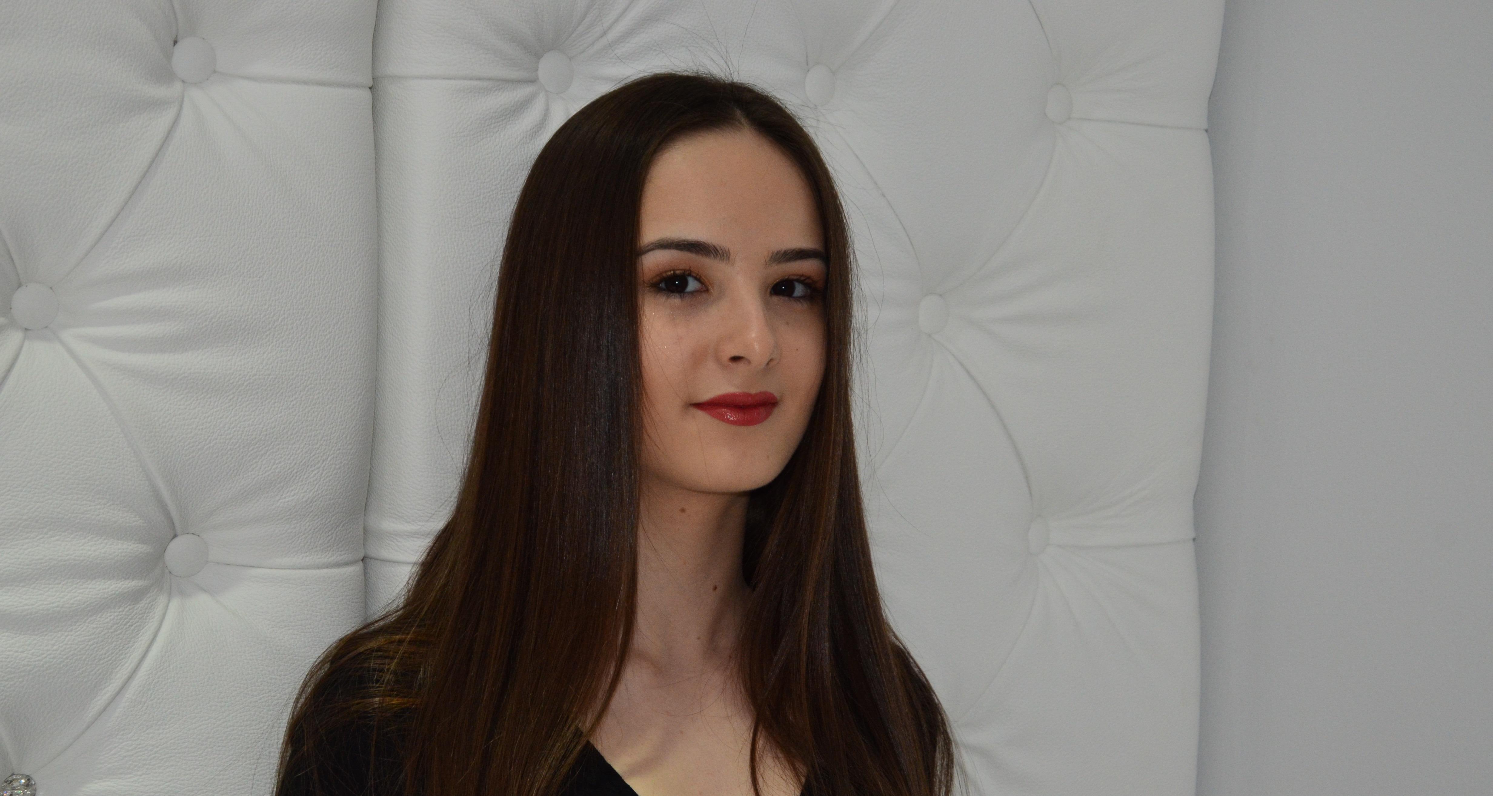 A colaborat cu Pacha Man și are un succes răsunător, dar nu este mulțumită de aspectul ei. Vedeta care se chinuie să se &icirc;ngrașe deși arată perfect