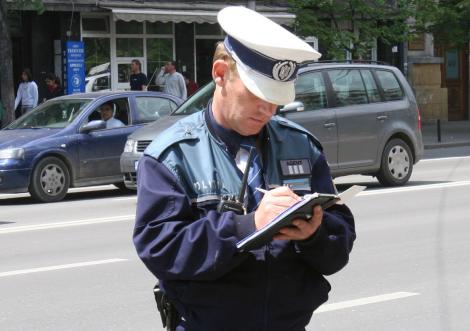 O MANEVRĂ pe care o fac toţi şoferii din România, declarată ILEGALĂ. Anunţul făcut de Poliţia Rutieră