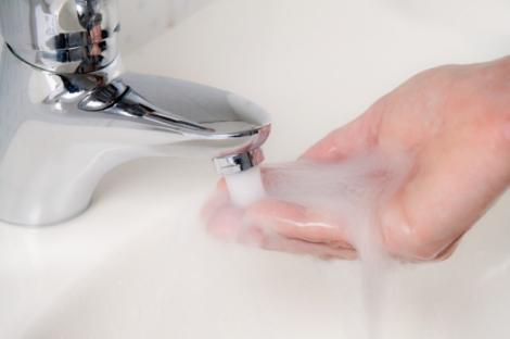 De acum poţi să bei liniştit apa de la robinet! Învaţă cum să o cureți de clor în doar câteva secunde!