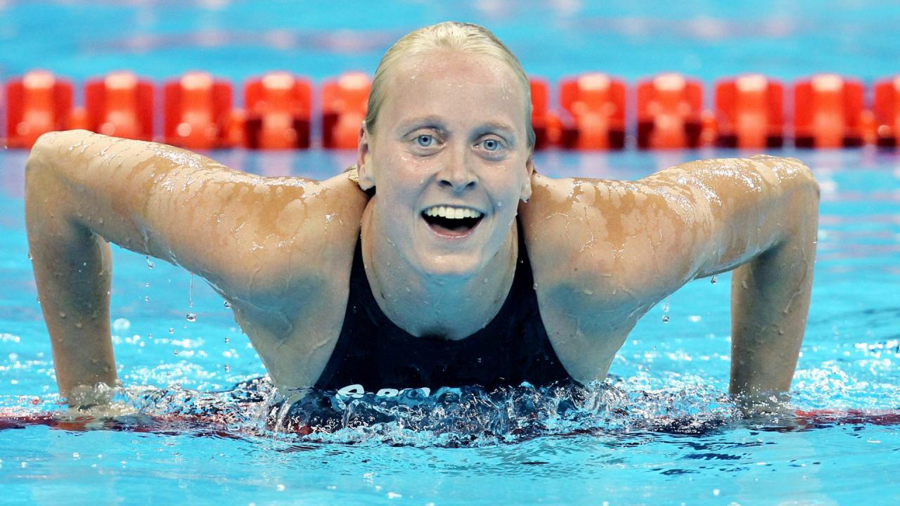 Iubitul stă l&acirc;ngă ea şi pl&acirc;nge de mila ei!  Ce blestem a ajuns-o pe Inge Dekker, una dintre cele mai frumoase &icirc;notătoare ale lumii