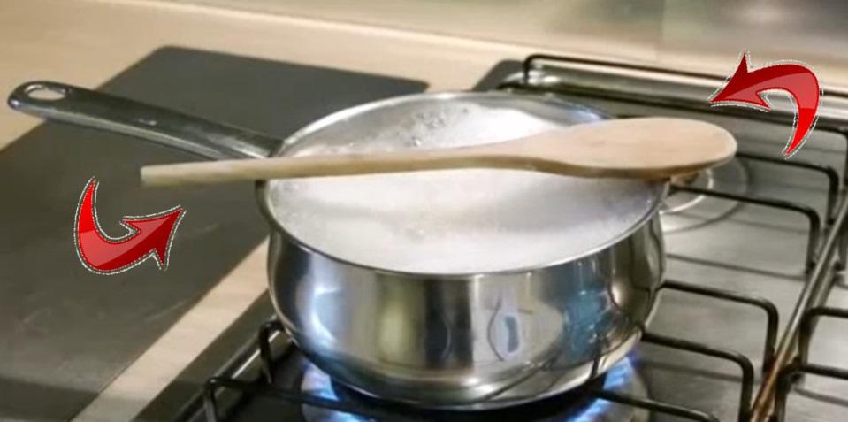 Ai &icirc;ncercat? Ce se &icirc;nt&acirc;mplă dacă pui o lingură de lemn peste o oală aflată sub flacăra de la aragaz (VIDEO)