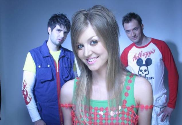 &Icirc;ți mai aduci aminte de trupa Activ și frumoasa lor solistă, Oana Nistor? Parcă nici n-au trecut anii! Uite cum arată acum!