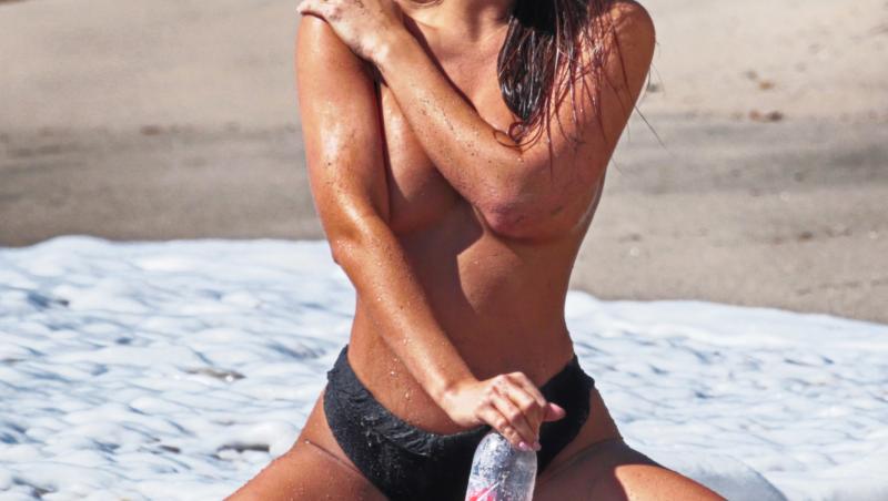Distracţie pe nisipul fierbinte! Un model a încins plaja din Malibu. A lăsat să se vadă TOT