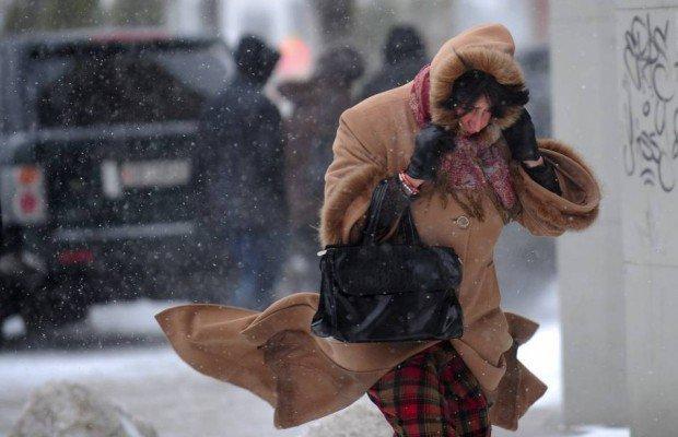 Vremea se răcește! Intensificări ale v&acirc;ntului și ninsori moderate cantitativ la munte
