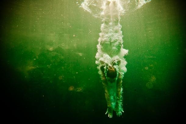 Tălmăcire vis. Ce &icirc;nseamnă dacă visezi că te scufunzi &icirc;n apă? E timpul să...