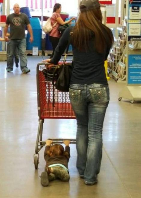 Foto. Atunci când cumpărăturile sunt mai importante decât copiii!
