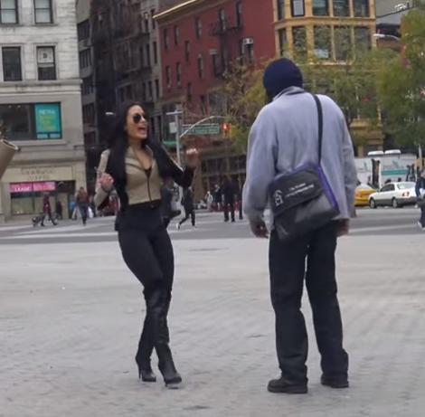 Bărbații s-au bucurat când această tânără sexy i-a abordat pe stradă, dar au fugit când și-a dat ochelarii jos! Ce „defect” ascundea fata? (VIDEO)