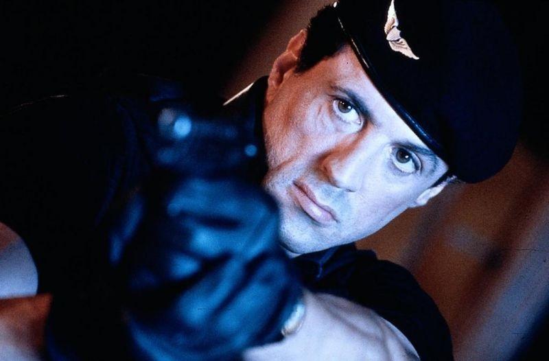 &Icirc;n plin război, Silvester Stalone caută pacea &icirc;n "Demolatorul"