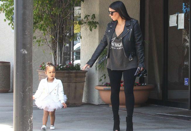 La doar două luni de viață, Saint West a intrat &icirc;n lumea reflectoarelor! Kim Kardashian a făcut cunoștință lumii cu băiețelul ei