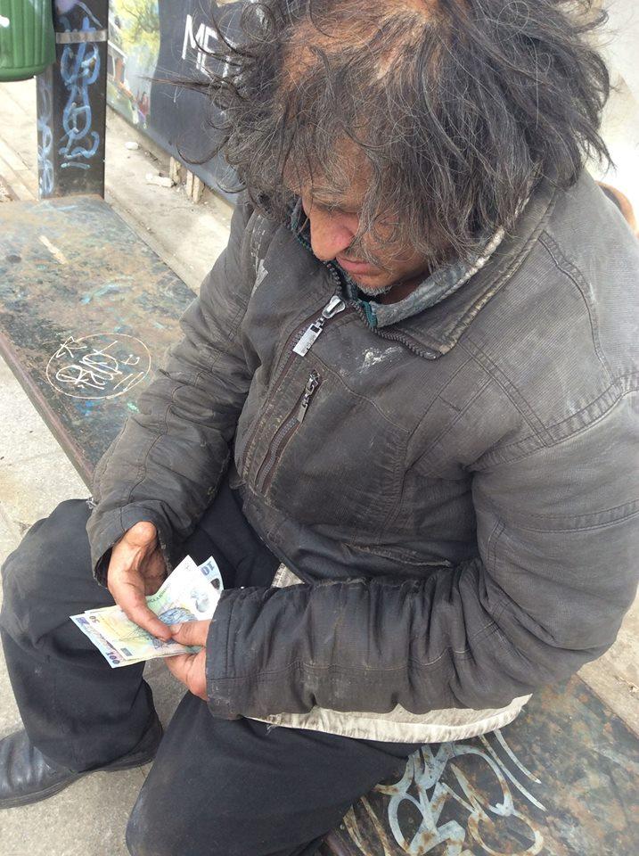 Cum a c&acirc;știgat un cerșetor rom&acirc;n 250 de lei &icirc;n 10 minute. &bdquo;MINUNEA ZILEI&rdquo;, live pe Facebook