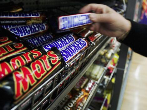 Decizie ȘOC! Batoanele de ciocolată Mars şi Snickers  vor fi retrase de pe piață în 55 de ţări, inclusiv în România